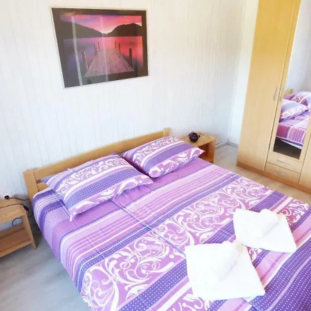 In 36462 Апартаменты Рабац